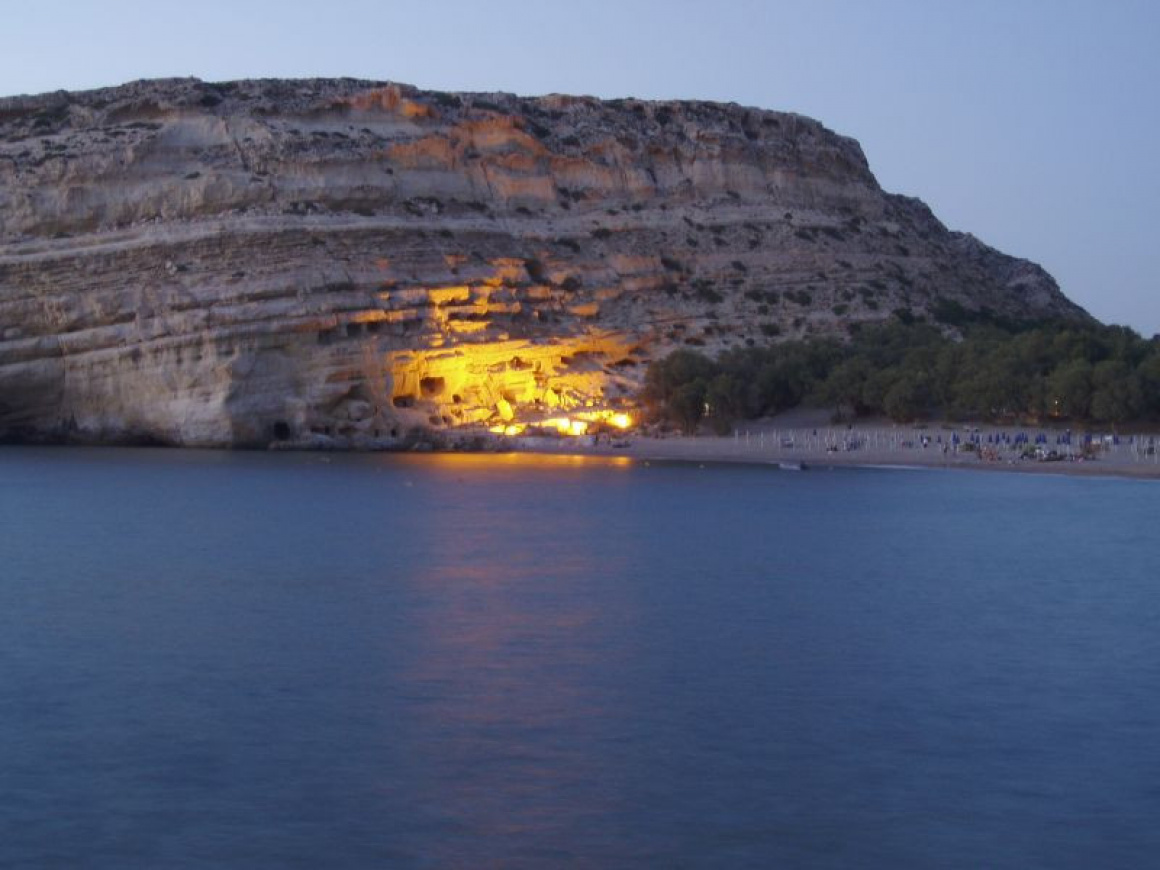 Matala, Kreta, Blick über die Matala Bucht auf den HöhlenfelsenCreator: Helmut Schultze.